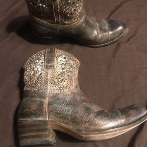 Frye Deborah studded ankle boot size 9